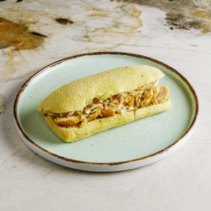 Ciabatta καλαμποκιού με κοτόπουλο πανέ